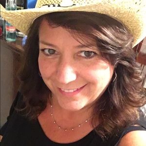 Meet your Posher, Debbie